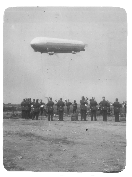 Die MilitÃƒÂ¤rkapelle beim Ankunft von Graf Zeppelin mit Z II in KÃƒÂ¶ln-Bickendorf