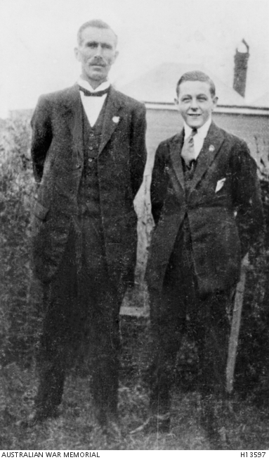 Timothy W. Tovell zusammen mit seinem Sohn Henri Heremene-Tovell. 