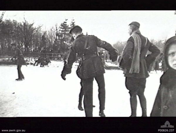 Soldaten der 4th Squadron beim Eislaufen auf dem zugefrorenen Weiher des Kölner Stadtwald. Henri guckt sehr skeptisch in die Kamera. 
