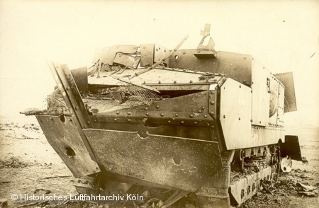 Ein zerstörter Panzer nach der Schlacht