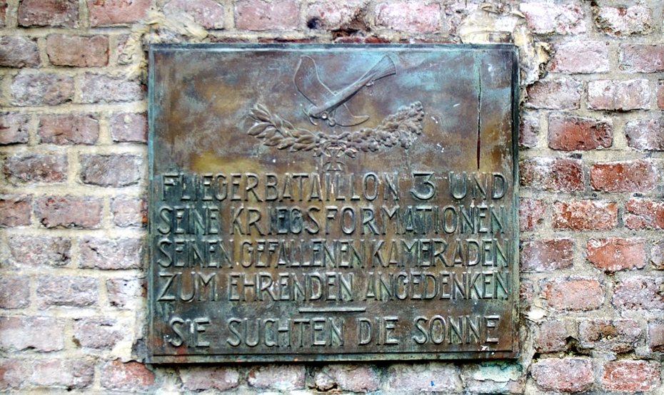 Gedenkplatte auf Fort I in Kln-Bayenthal fr die gefallenen Angehrigen des Fliegerbataillon Nr 3, zu dem zeitweise auch Werner Voss und Manfred von Richthofen gehrten.