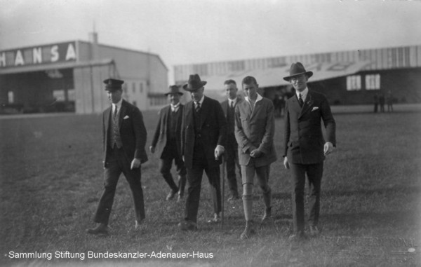Konrad Adenauer, Oberbürgermeister von Köln, auf dem Flughafen Köln Butzweilerhof