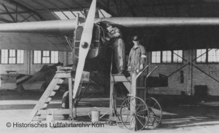 Arbeiten am Flugzeugmotor Flughafen Köln Butzweilerhof 1926