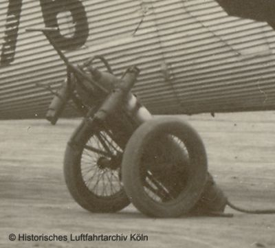 CO²-Feuerlöscher auf dem Flughafen Köln Butzweilerhof um 1926