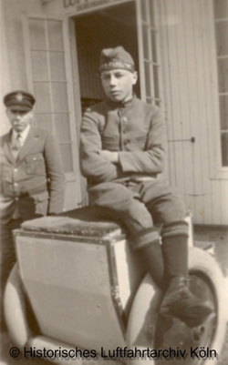 Hans Kündgen Luftboy auf dem Flughafen Köln Butzweilerhof