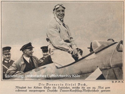 Liesel Bach nahm nach ihrer Kunstflugprüfung als erstes die Glückwünsche ihre Fluglehrers Jakob Möltgen entgegen.