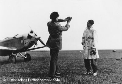 Jakob Möltgen zeigt Liesel Bach ein Flugmanöver