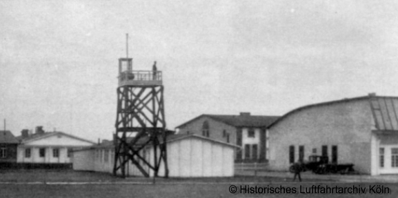 Baracke der Luftpolizei auf dem Flughafen Köln Butzweilerhof 1926 mit Verkehrsturm