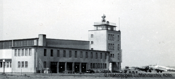  auf dem Flughafen Köln Butzweilerhof 1936 mit Turm der Luftaufsicht