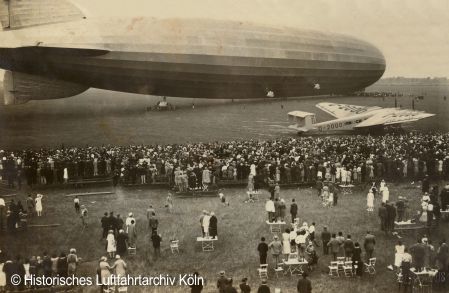 Ankunft des Luftschiffs Z 127 "Graf Zeppelin" auf dem Flughafen Köln Butzweilerhof