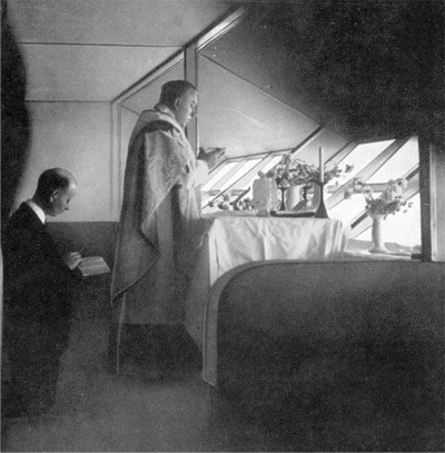 1936 - Pater Paul Schulte liest als erster Priester eine Heilige Messe in der Luft an Bord des Luftschiff LZ 129 "HIndenburg".