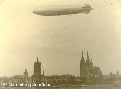 LZ 129 Hindenburg über dem Kölner Dom