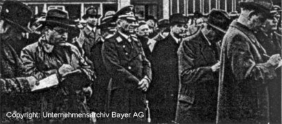 Die Pressevertreter beim Taufakt der Bayer-Ju D-AOHU auf dem Flughafen Köln Butzweilerhof