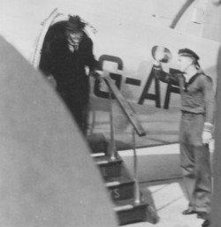 Der Britische Ministerpräsident Neville Chamberlaine landet am 22. September 1938 auf dem Flughafen Butzweilerhof.