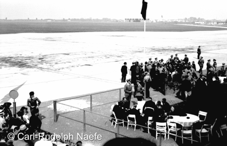 Ankunft Chamberlaine auf dem Flughafen Köln Butzweilerhof mit Außenminister von Ribbentrop, dem britischen Botschafter Sir Neville Henderson und Staatssekretär Ernst Frhr. von Weizsäcker
