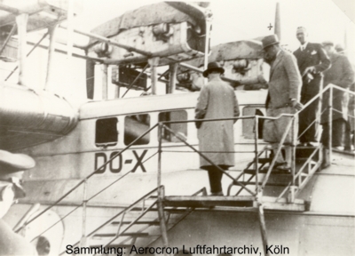Besucher vor der DoX am 21.09.1932 in Köln