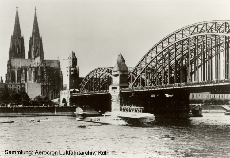 Die DoX auf dem Rhein vor dem Kölner Dom unter der Hohenzollernbrücke mit Fahrtrichtung Norden zum Ankerplatz  im Riehler Floßhafen
