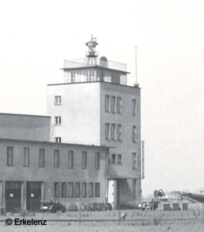  auf dem Flughafen Köln Butzweilerhof 1936 mit Turm der Luftaufsicht