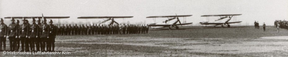 Paradeaufstellung von Teilnehmern und Flugzeugen am 1. Internationalen Flugtag 1933 Flughafen Köln Butzweilerhof