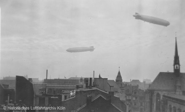 Die beiden Schwesterschiffe LZ 127 "Graf Zeppelin" und LZ 129 "Hindenburg" am 29. März 1936 über der Innenstadt von Köln.