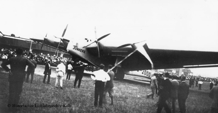 Die Junkers G 38 auf dem Flughafen Köln Butzweilerhof anläßlich des Rheinlandbefreiungsfluges.