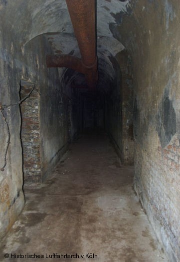 Gang im Untergeschoss von Fort IV
