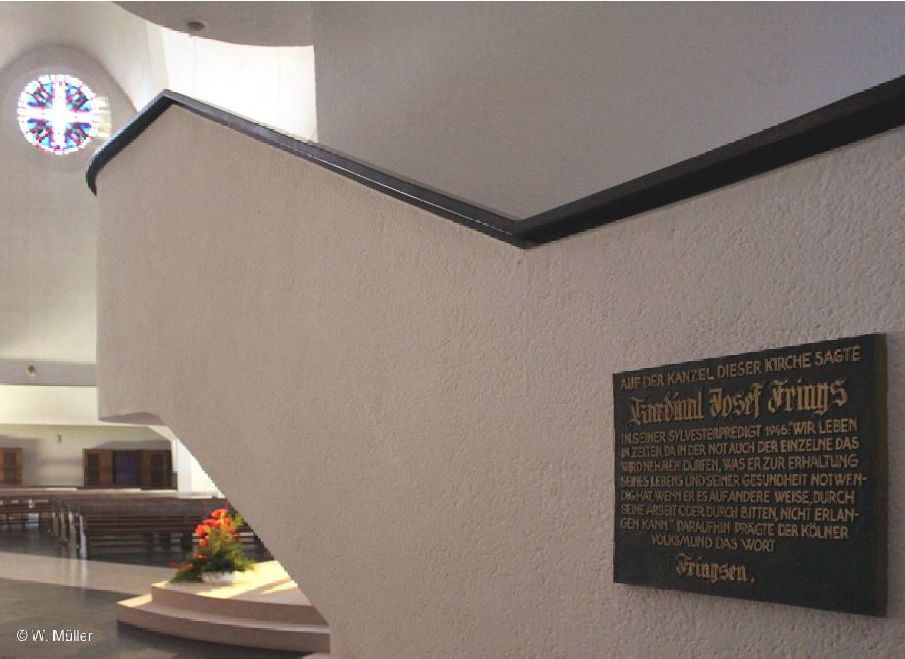 Die Kanzel von St. Engelbert mit der Gedenkplatte zum Thema "fringsen" Ende Dezember 2016
