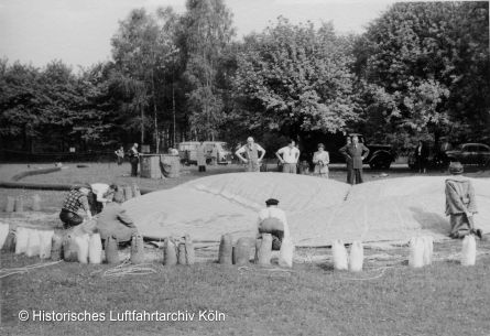 Startvorbereitungen des Ballons Clouth VIII im Kölner Grüngürtel