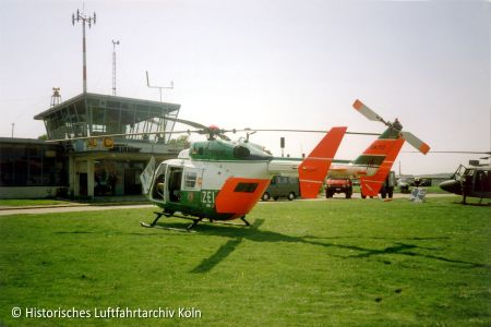 Der Belgische Tower mit einem Hubschrauber der Kölner Polizei Army Air station Köln Butzweilerhof