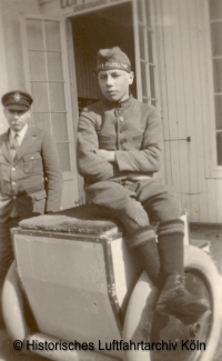 Luftboy Hans Kündgen auf dem Flughafen Köln Butzweilerhof
